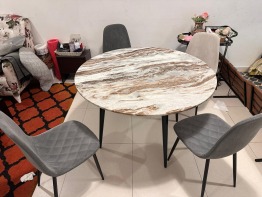 Dining table Round with 4 chairs for sale ( Excellent Condition Less than a year old